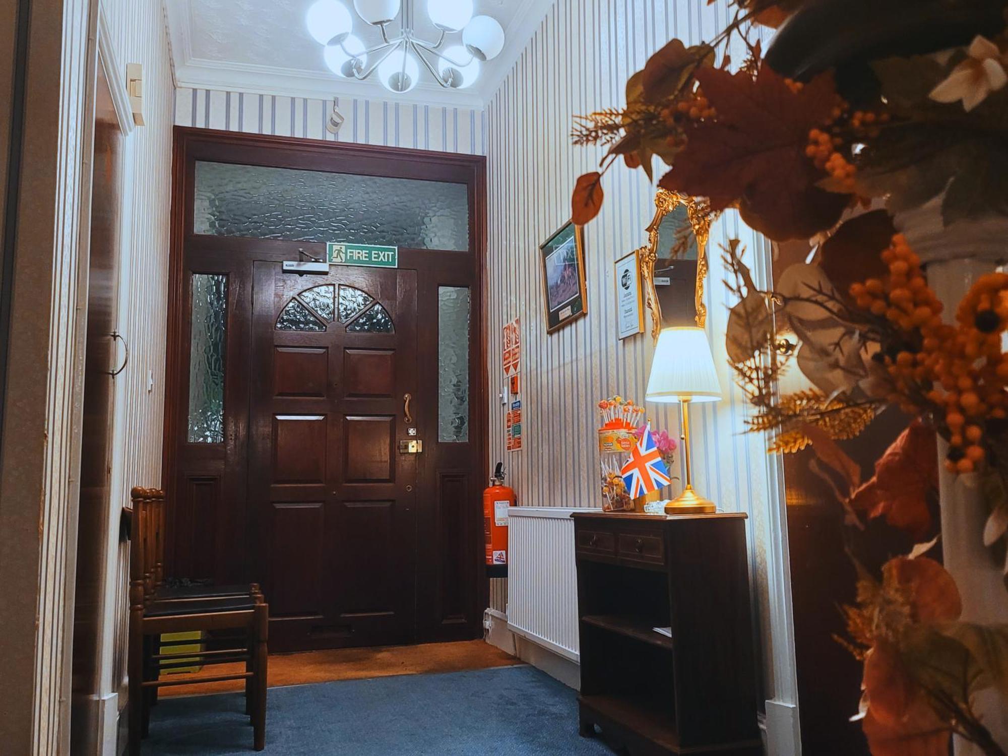 Helen'S Hotel Near Wembley Лондон Экстерьер фото