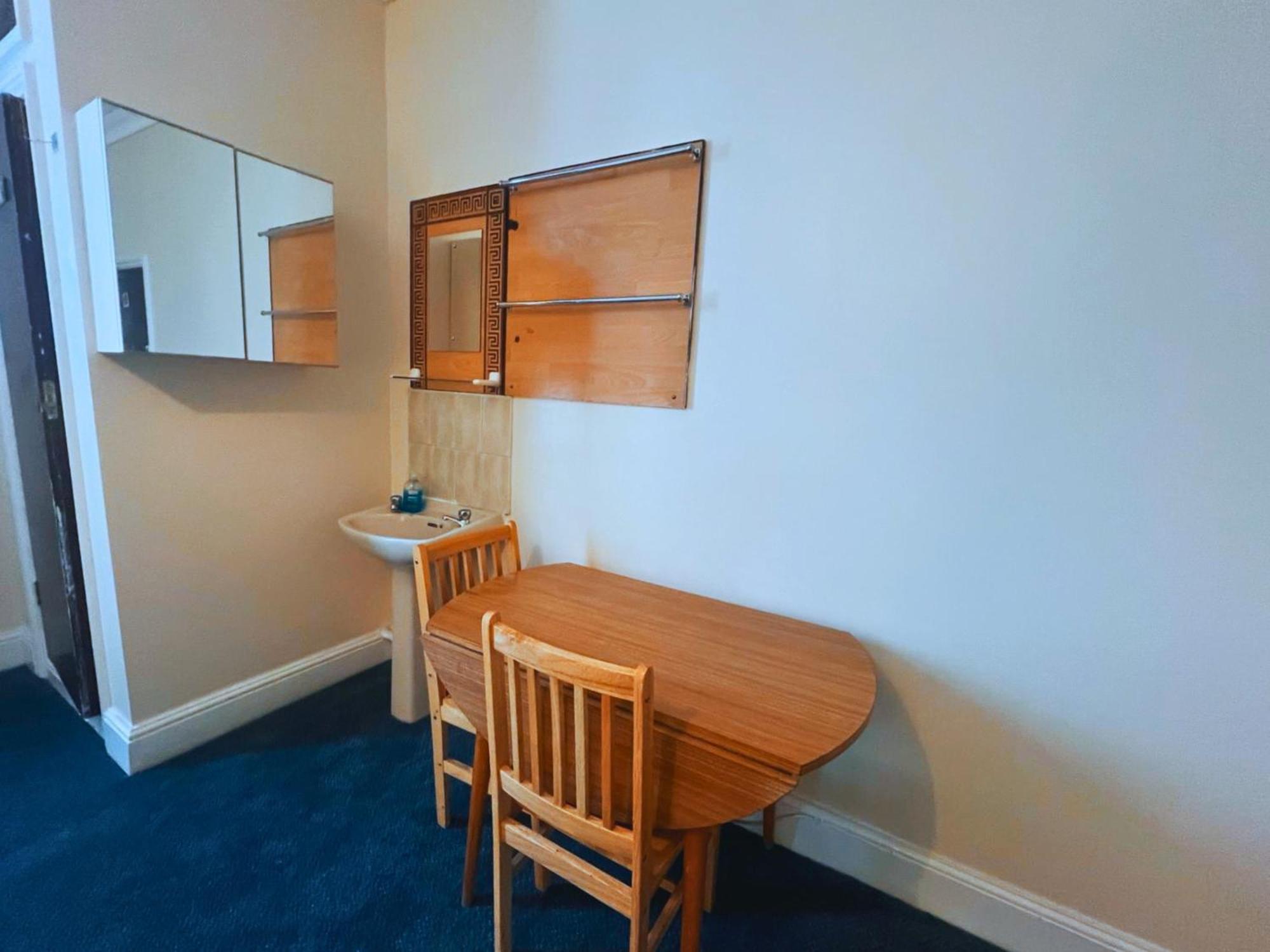 Helen'S Hotel Near Wembley Лондон Экстерьер фото